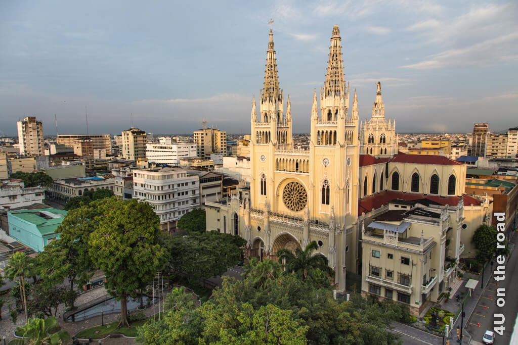 Das Licht der aufgehenden Sonne bescheint die Kathedrale in Guayaquil.