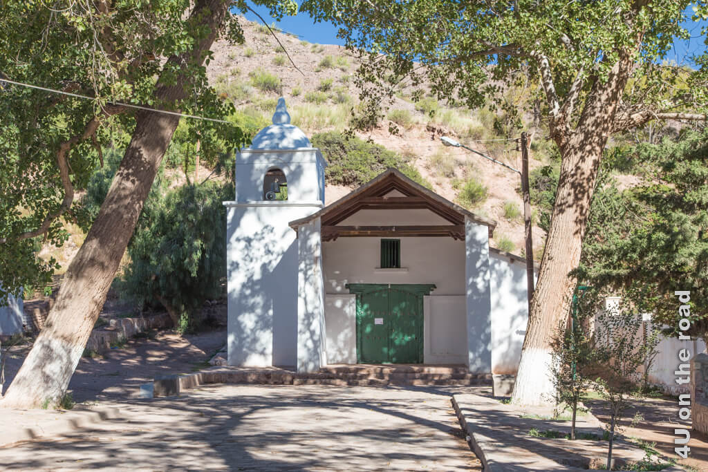 Die Kapelle in Huacalera hat einen Turm neben dem weissen Gebäude mit grüner Eingangstür. So gehen wir zurück zum Auto und steuern unser Ziel, die Serranias del Hornocal an.