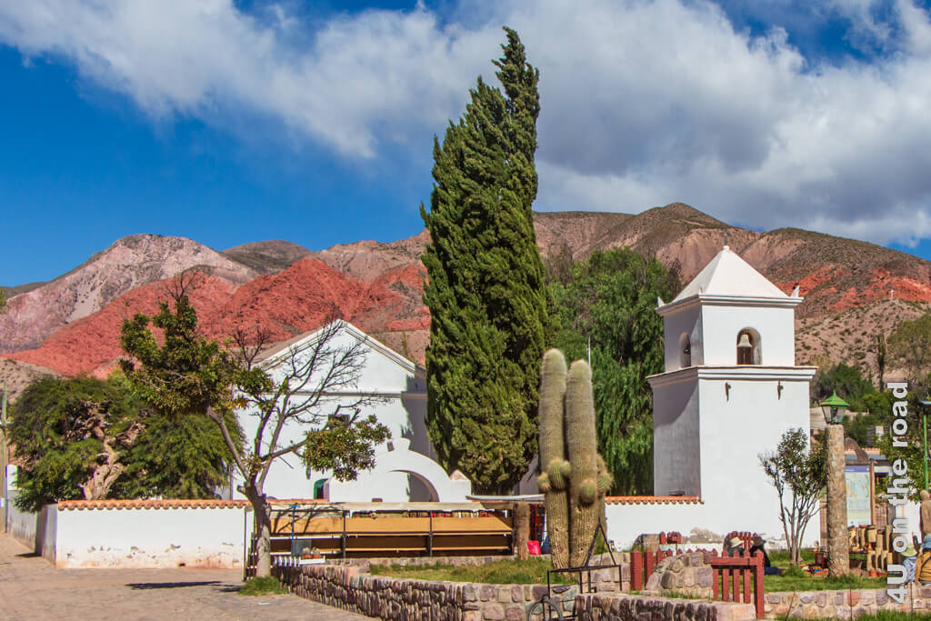 Die Kirche von Uquia liegt zwischen Huacalera und Humahuaca, dem Ausgangsort für Fahrten in die Serranias del Hornocal. Die weisse Kirche vor den roten Felsen mit der hohen Zypresse, deren Wuchsform vom Wind diktiert wird, und dem grossen Kaktus ist wirklich sehenswert.