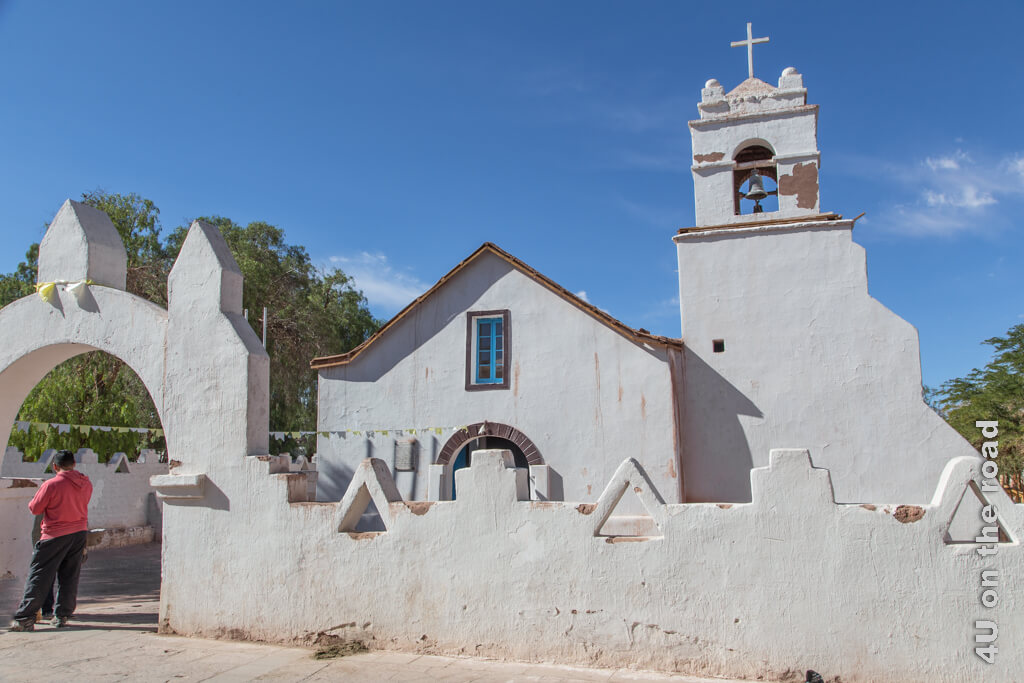 Die weisse Kirche mit hellblauen Fensterrahmen von San Pedro de Atacama.