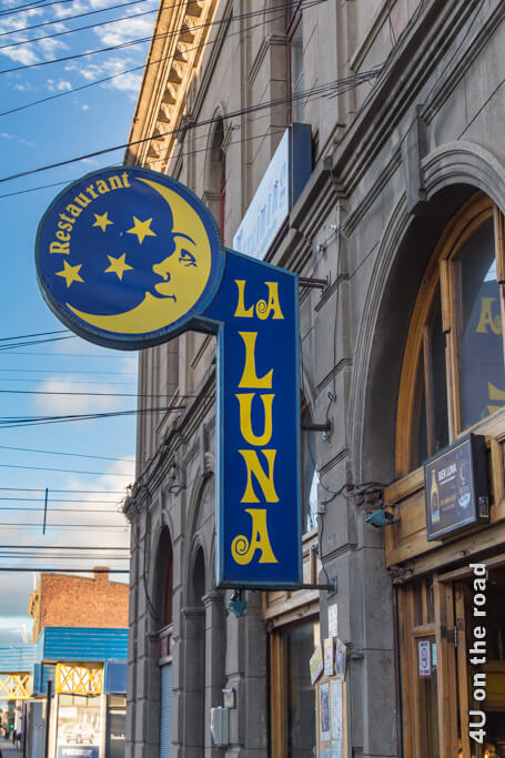 Das La Luna befindet sich in einem schönen alten Haus. Das Logo ist ein gelber Neumond mit Sternen auf blauem Hintergrund.