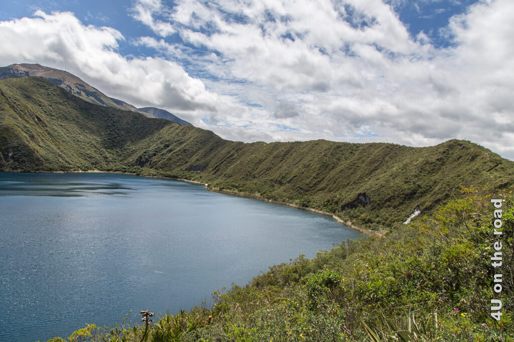 Auf dem bewaldeten Kraterrand der 24 km von Otavalo entfernten Laguna de Cuicocha führt der Wanderweg entlang. Dahinter erscheinen höhere Berge