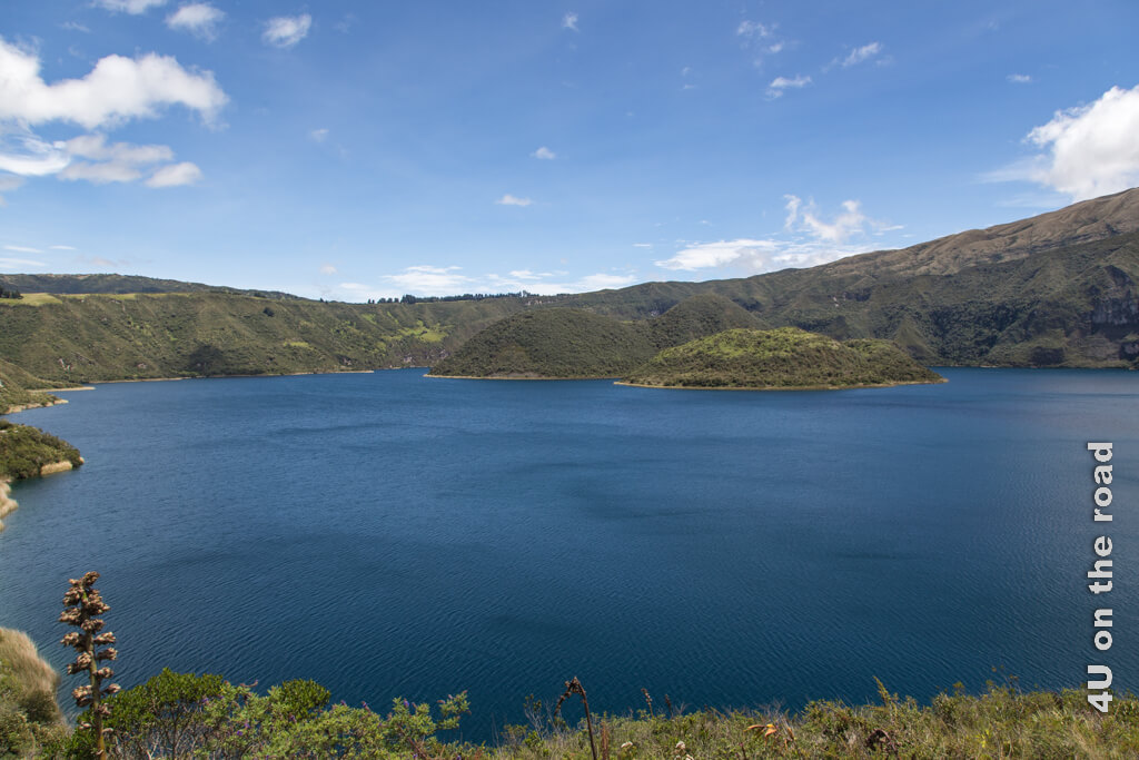 Blick auf die beiden Inseln der Laguna Cuicocha, einer der Sehenswürdigkeiten in der Umgebung von Otavalo, die wie die Rücken zweier Meerschweinchen aussehen sollen.