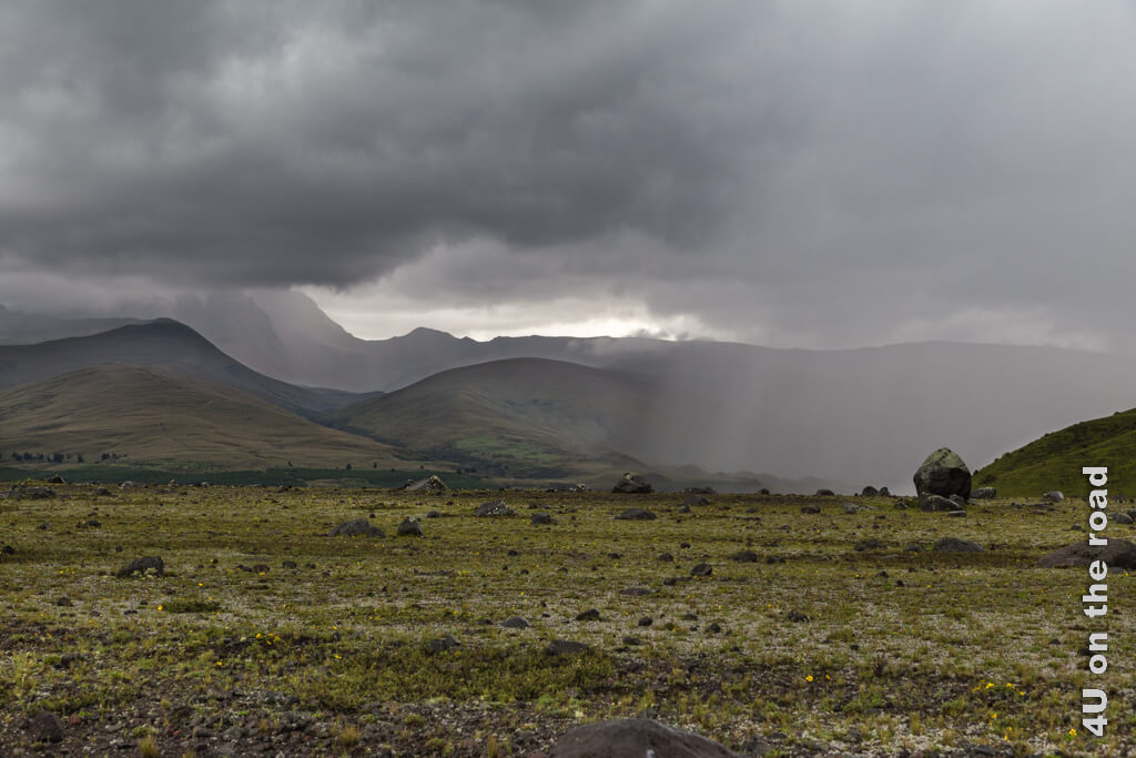 In diesem Bild sieht man, wie der Regen durch die Landschaft des Cotopaxi Nationalparks gepeitscht wird.