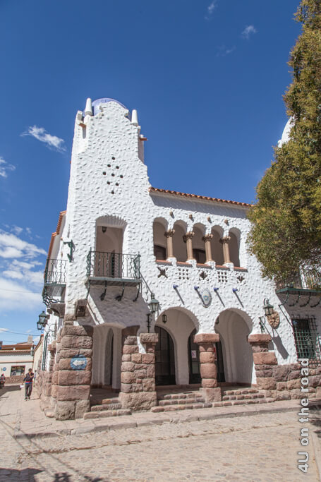 Das Rathaus von Humahuaca ist ein prächtiger Kolonialbau mit rotbraunen Säulengängen im ansonsten weissen Gebäude. Schmiedeeiserne Balkone ergänzen das Gebäude.