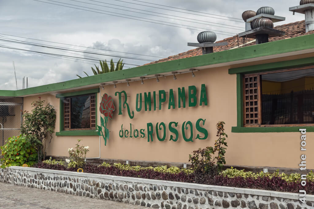Rosenbüsche ziehen sich um das Eingangsgebäude der Rumipamba de las Rosas. Hier übernachten wir.