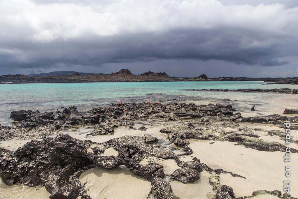 Das Unwetter braut sich über den Galapagos Inseln bereits zusammen, als wir am Strand des Sombrero Chino auf unser Zodiac warten.