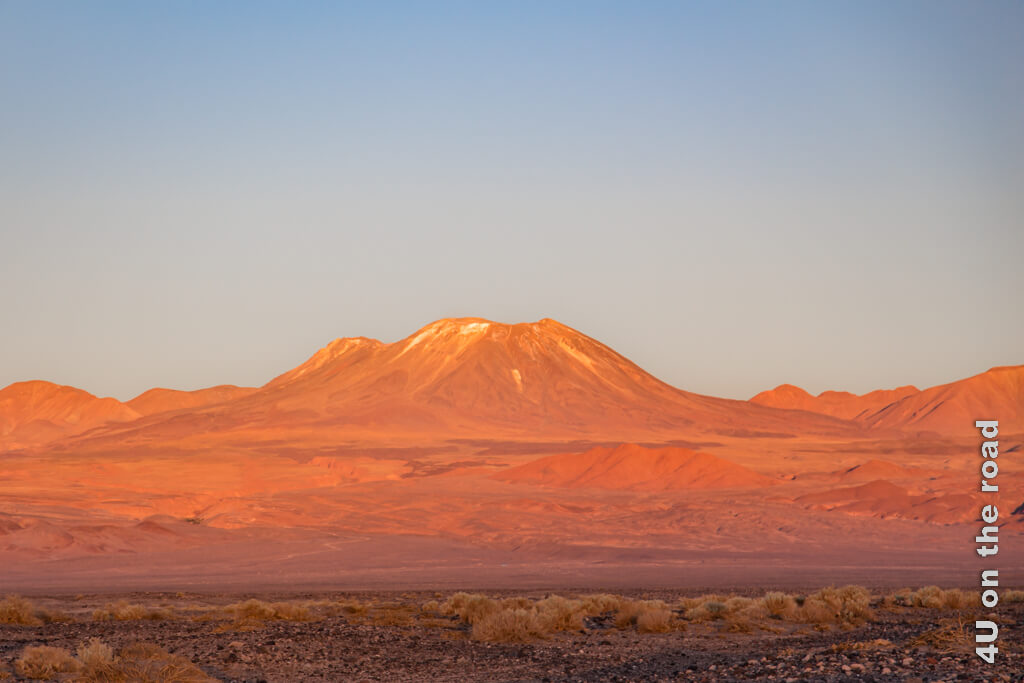 Zum Sonnenuntergang werden die Berge durch die tief stehende Sonne orange angeleuchtet. Das Farbspektakel ist einzigartig.