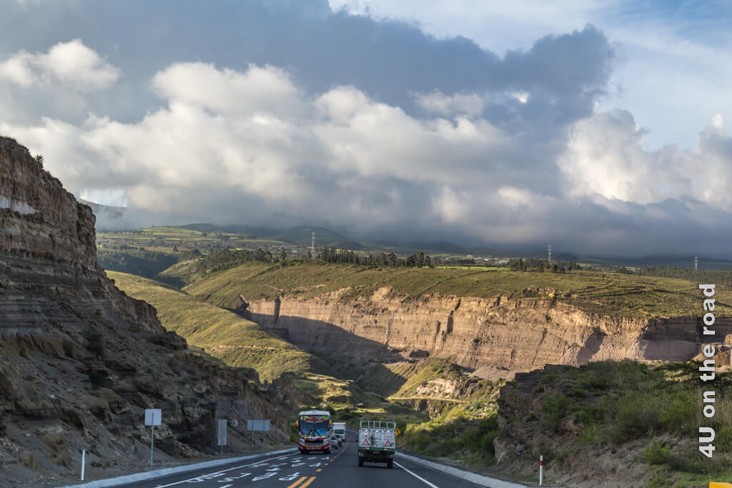 Die Strasse nach Otavalo führt durch tiefe Canyons und wieder hinauf. Die Felswände werden im Licht der Abendsonne erleuchtet.