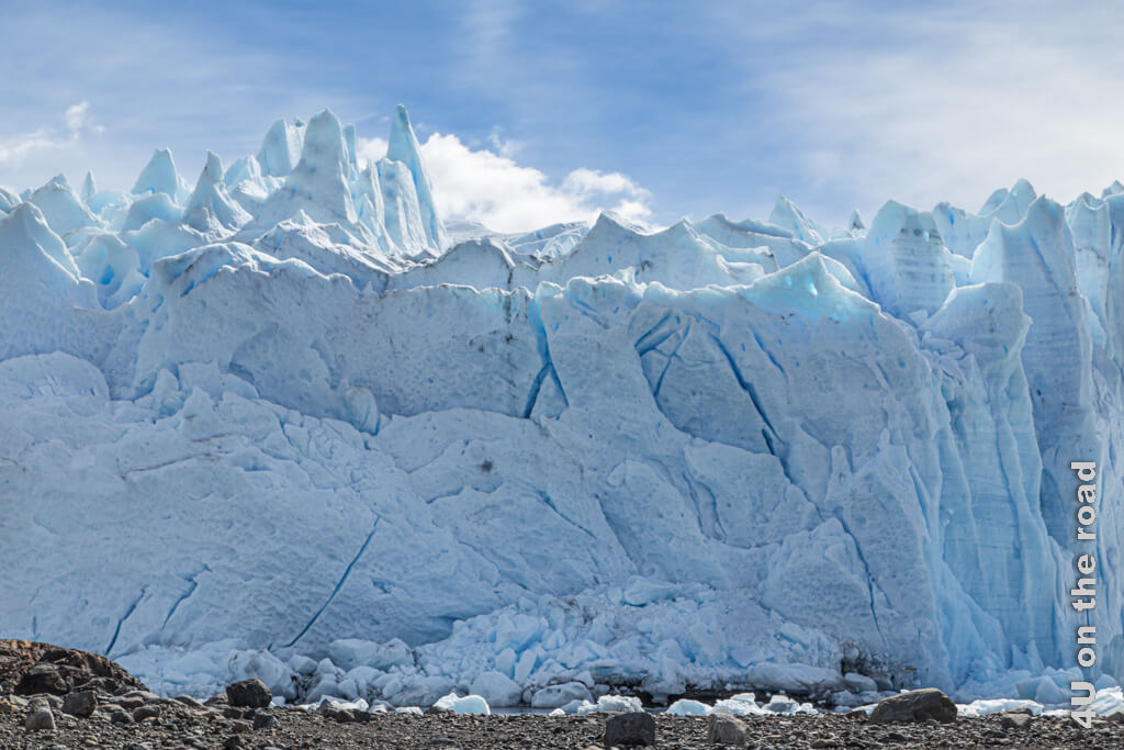 Der Perito Moreno Gletscher von Land aus gesehen. Hoch ragen die Zacken in den Himmel.