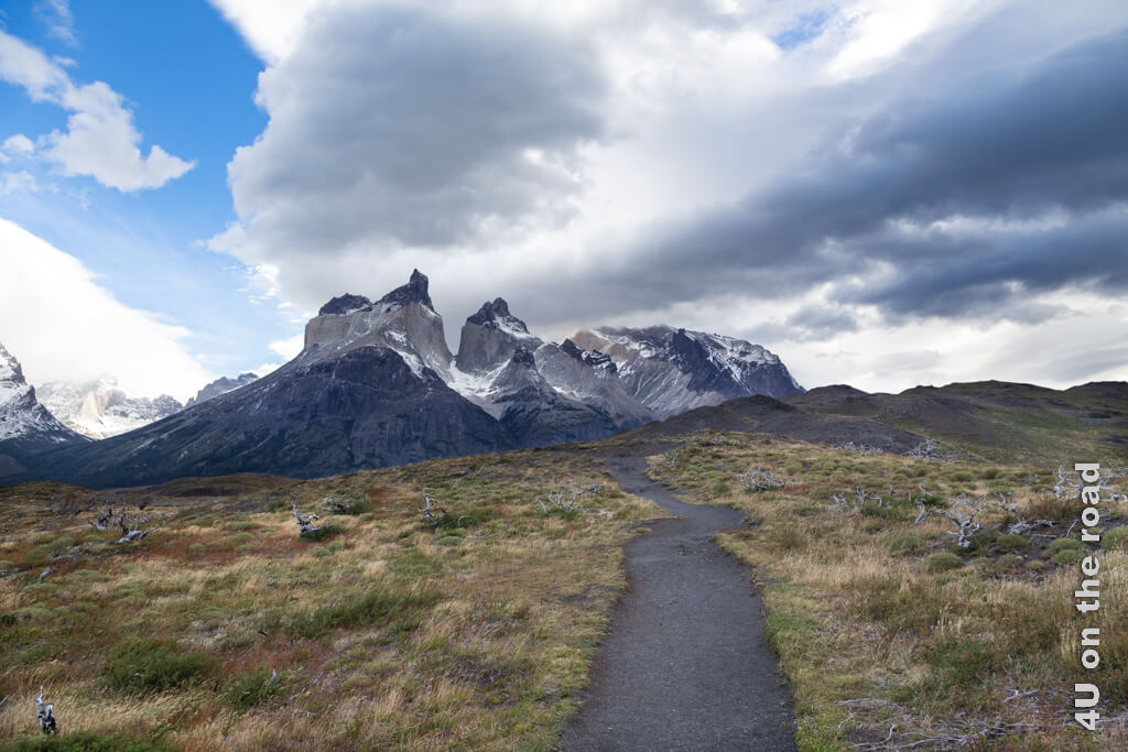 Das Granitmassiv des Nationalparks Torres del Paine ragt vor uns zum Greifen nah empor. Der Wanderweg führt scheinbar direkt darauf zu.