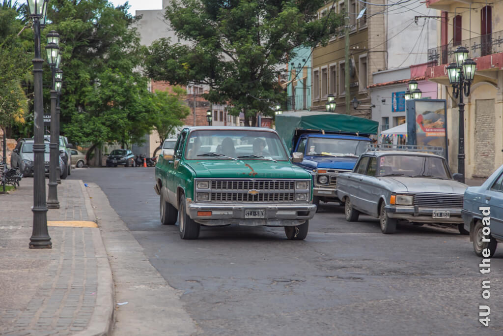Die Autos, die hier am Strassenrand in Salta geparkt sind und uns entgegenkommen, stammen aus den 60er Jahren und werden noch gefahren.