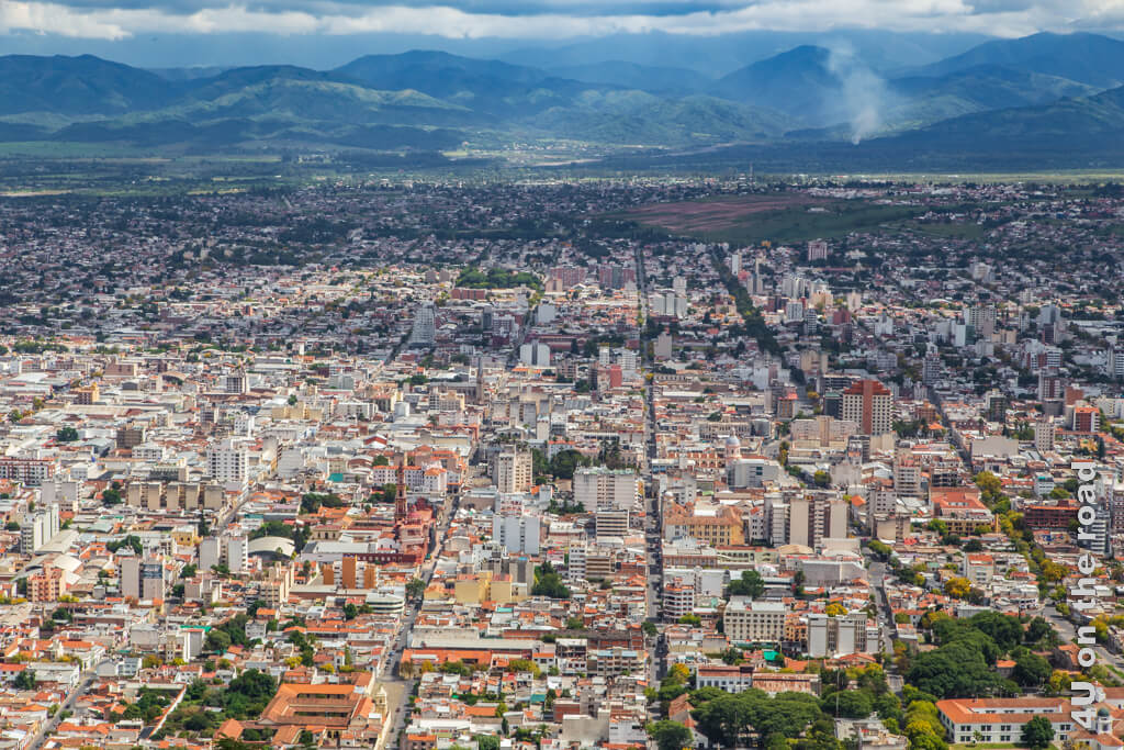 Vom Cerro San Bernardo geniesst man die Vogelperspektive auf Salta. Breite Strassen durchziehen fast in einem gleichmässigen Abstand die Innenstadt. Die Sehenswürdigkeiten von Salta kann man aber von oben nur schwer entdecken.