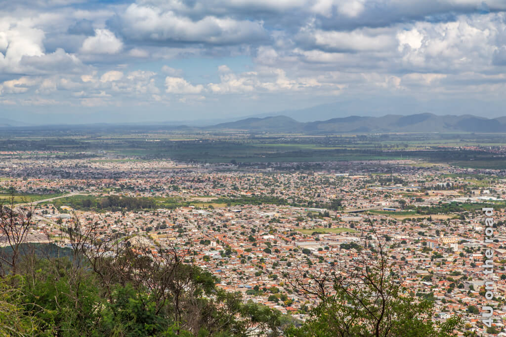 Salta zieht sich wie ein Flickenteppich am Fusse des Cerro San Bernardo entlang.