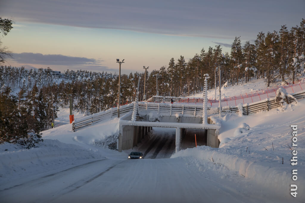 Ein Tunnel führt die Strasse unter der Skipiste durch auf den Levi Berg, von wo aus man die Aussicht geniessen kann. Auf halber Höhe liegt die Samiland Ausstellung.