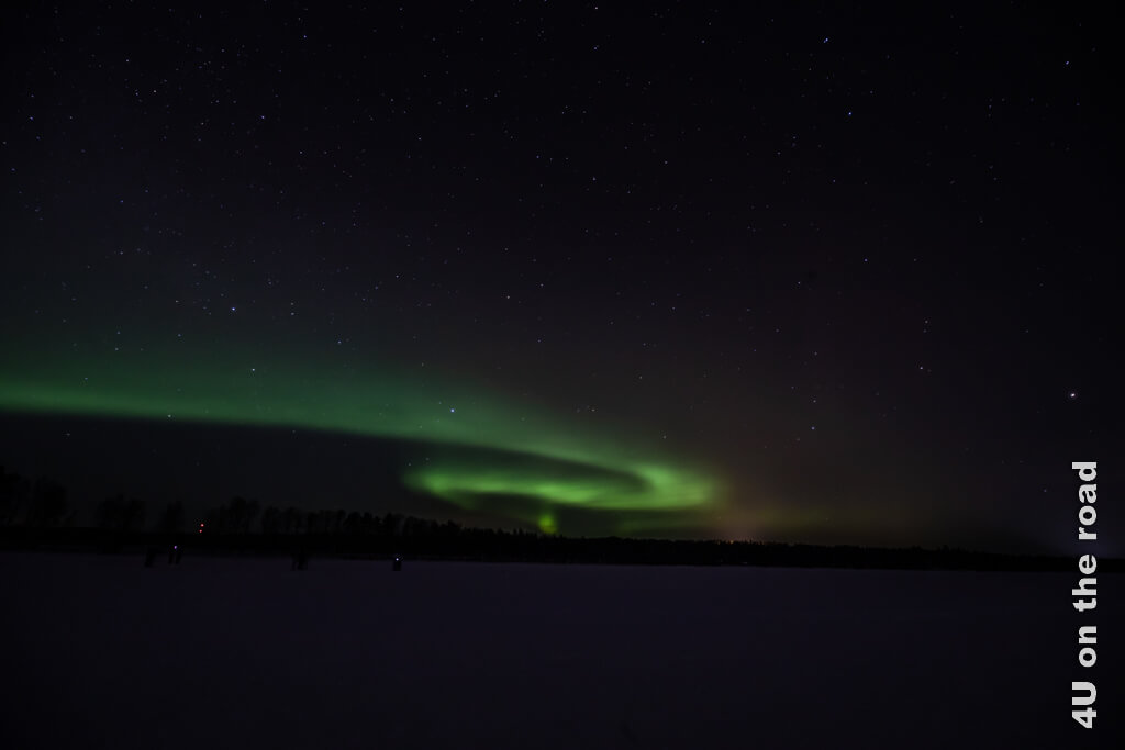 Dieses Nordlicht im winterlichen Rovaniemi schaut aus, wie ein langgezogenes Fragezeichen. Kein Polarlicht schaut aus wie das andere.