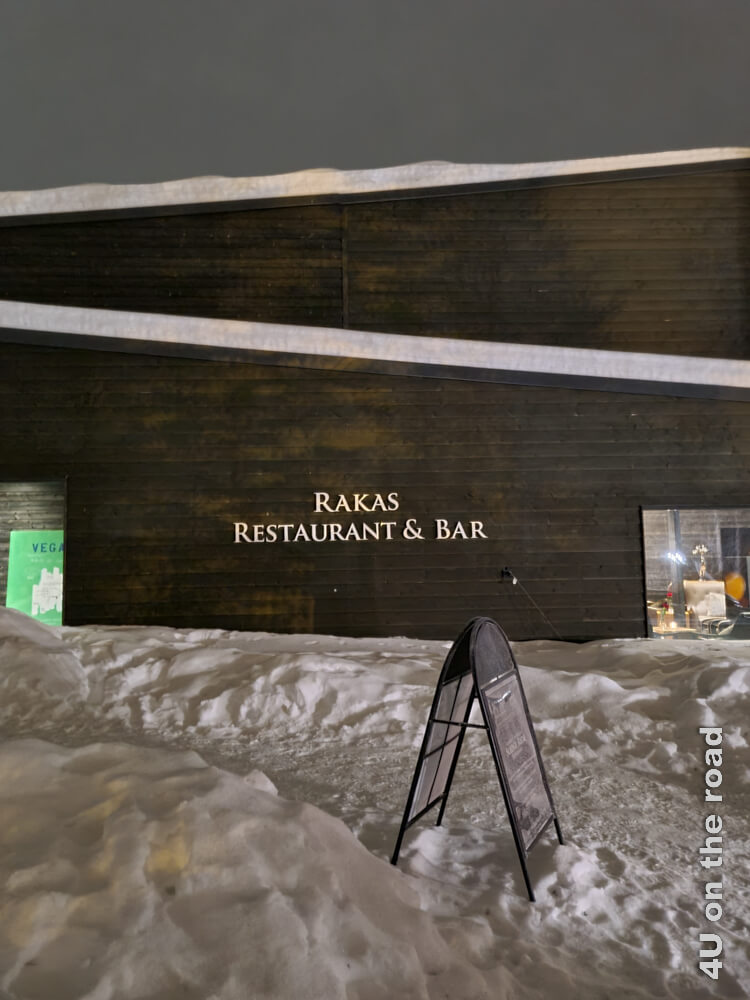 Eingang zum Rakas Restaurant bei Rovaniemi im Winter. Hier könnte man auch gut Polarlichter beobachten.