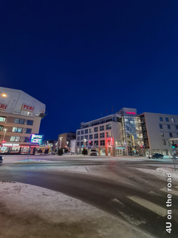 Rovaniemi im Winter in der Nacht leuchtet. So viele Häuser mit mehreren Etagen sieht man sonst nur selten in Rovaniemi.