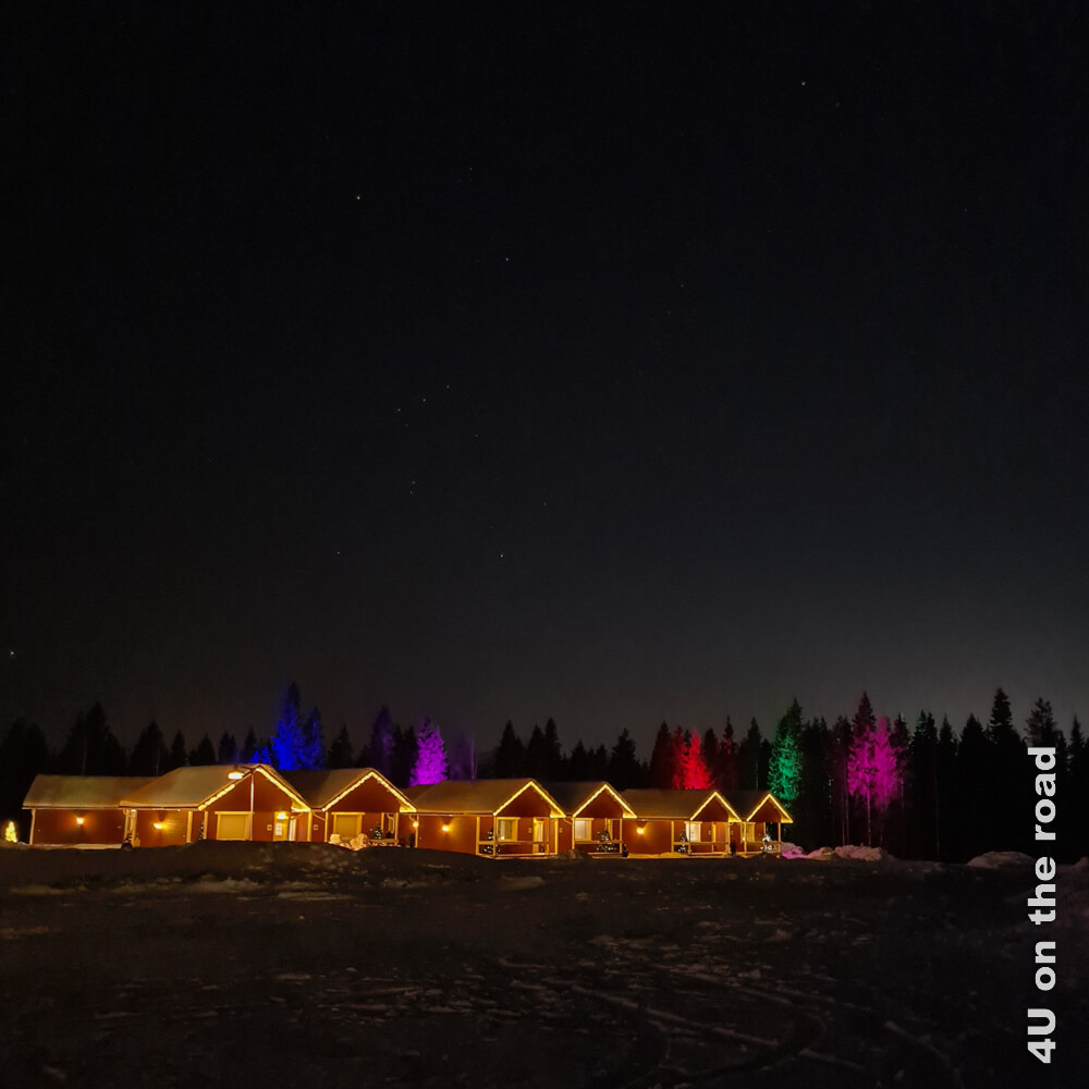 Die kleinen Gästehäuser mit nächtlicher Beleuchtung im Santa Claus Village