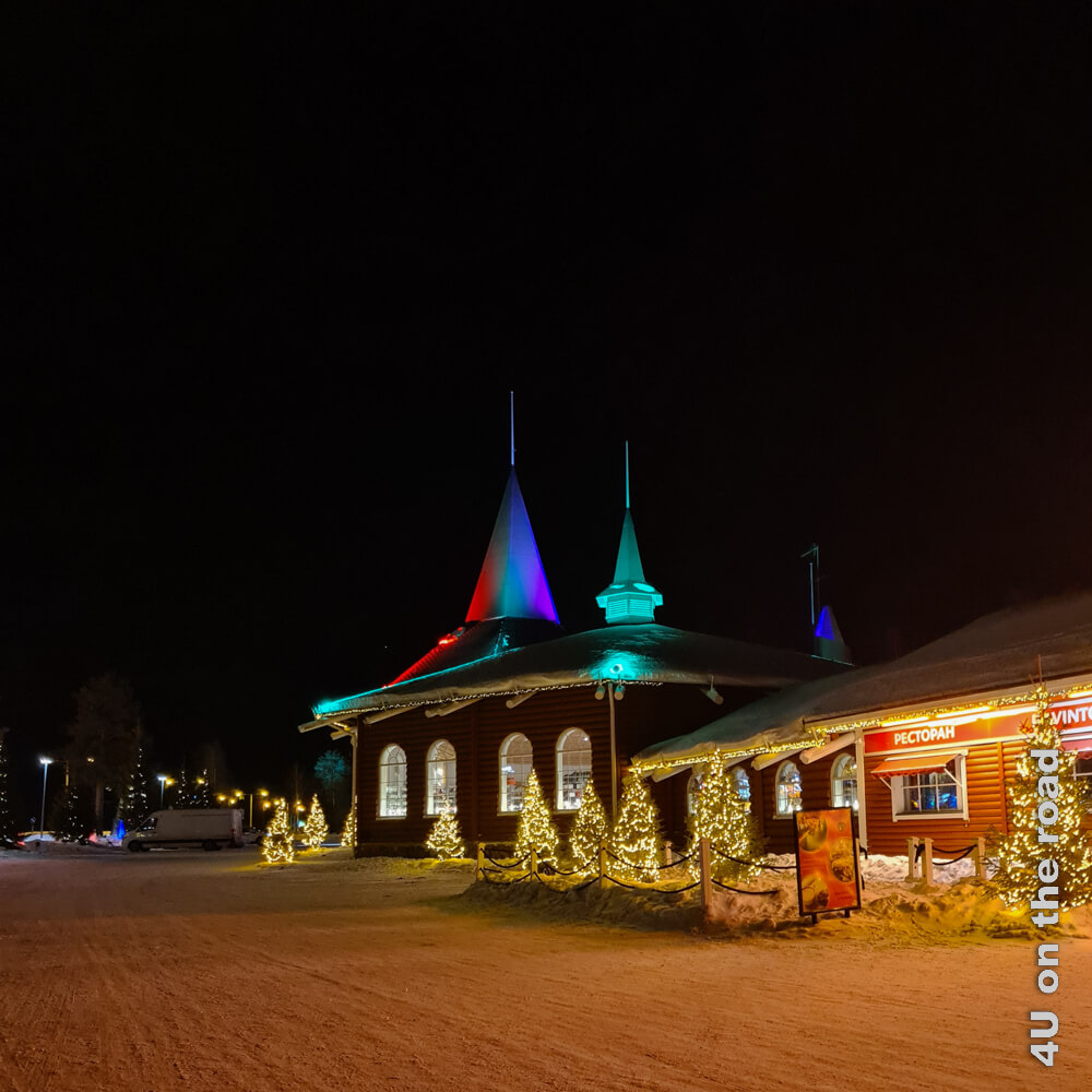 Nächtliche Beleuchtung eines der Show-Häuser im Weihnachtsmanndorf.