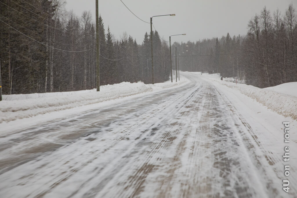 So sieht es in Rovaniemi im Winter aus, wenn die Sonne nicht scheint und es schneit. Der Schnee ist sehr trocken und kriecht wie Sand über die Strasse.