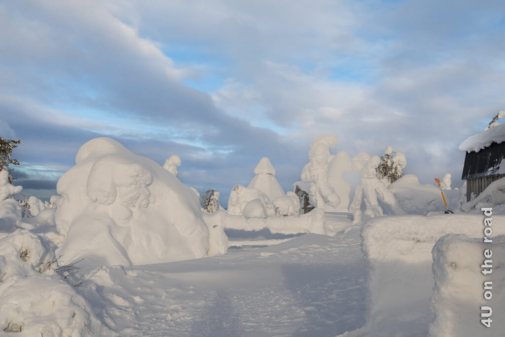 In diesem Suchbild im Schnee verstecken sich wohl auch Gebäude unter der Schneekruste. Lampivaara Amethystmine im Pyhä-Luosto-Nationalpark.