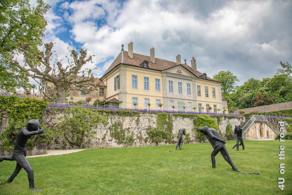 Das Chateau de Vullierens von der Genfersee Seite im Frühling gesehen. Eine der Sehenswürdigkeiten am Genfersee.