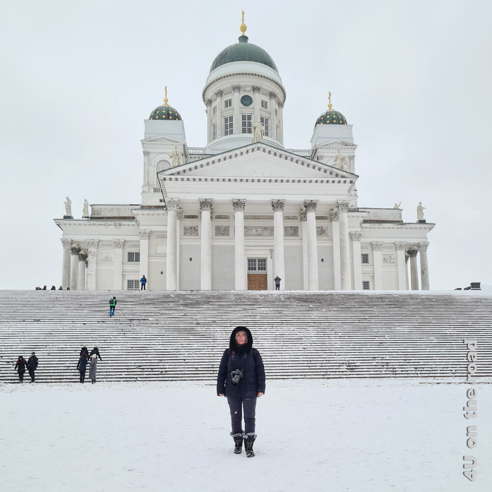 Ich vor dem weissen Dom von Helsinki im Schnee. - Sehenswürdigkeit von Helsinki im Winter