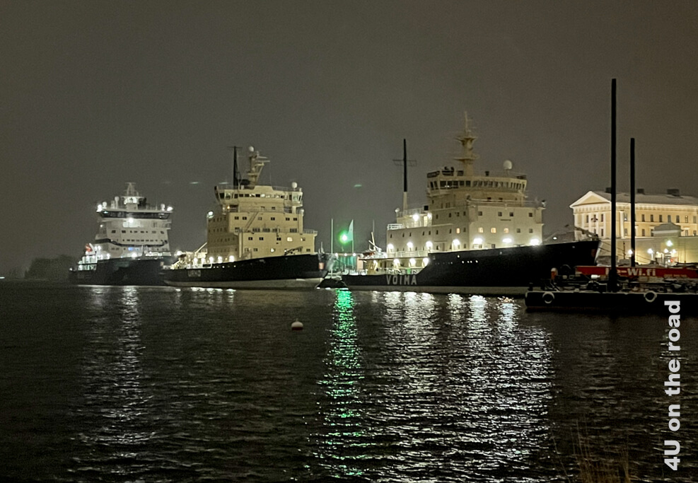 Drei Eisbrecher liegen im Hafen von Helsinki. Das letzte Schiff in der Reihe ist die Polaris. 