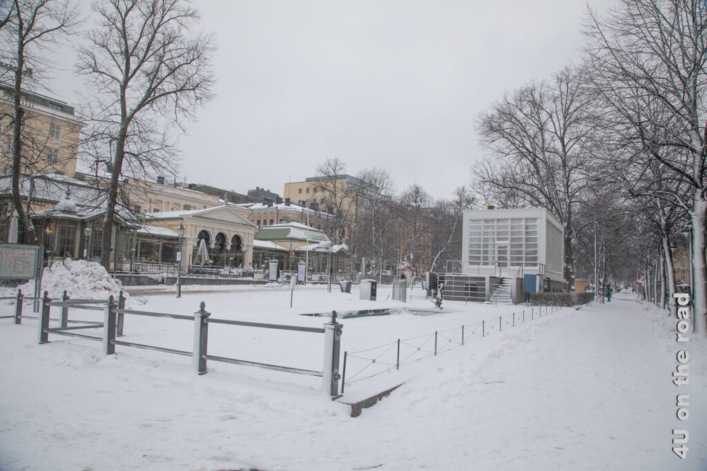 Blick auf den Beginn des Esplanadi Parks in Helsinki mit Kappeli - Der Esplanadi Park ist mehr eine Institution als eine Sehenswürdigkeit in Helsinki