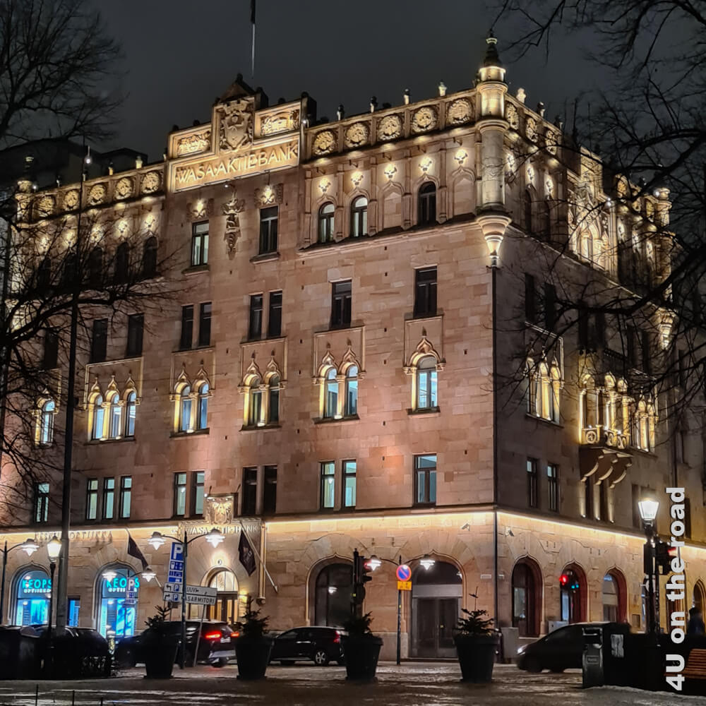 Das Gebäude der Vasa Aktien Bank bei Nacht. Durch die Beleuchtung kommt der maurische Architekturstil und das wehrhafte Element dieses beeindruckenden Gebäudes stärker zum Ausdruck.