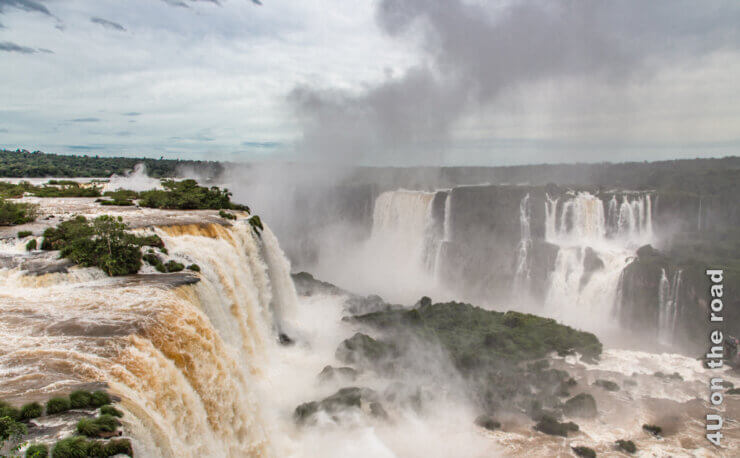 Das Feature Bild des Beitrags Iguazu Wasserfälle eine Naturwunder zwischen Argentinien und Brasilien zeigt den Teufelsschlund von brasilianischer Seite aus.