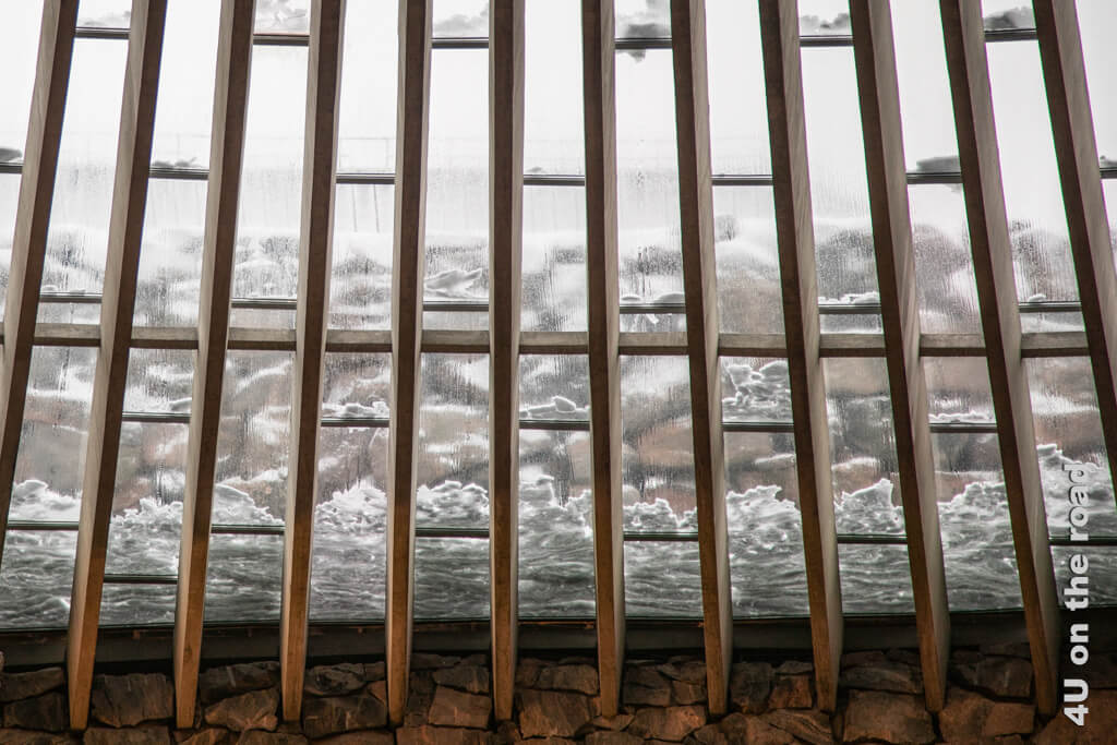 Ausschnitt der Fenster mit rutschendem und schmelzendem Schnee. Felsenkirche - Sehenswürdigkeit von Helsinki