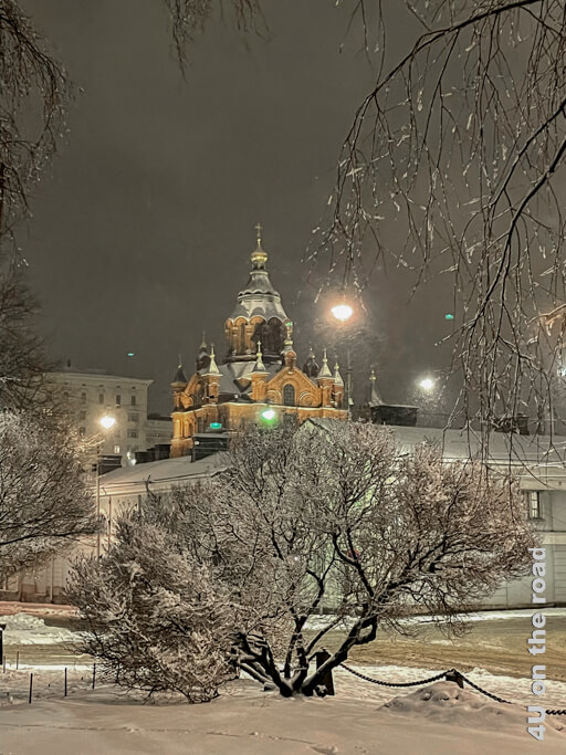Die Uspenski Kathedrals im winterlichen Helsinki von Ferne gesehen. Durch den Schnee wirkt diese Sehenswürdigkeit von Helsinki ganz anders.