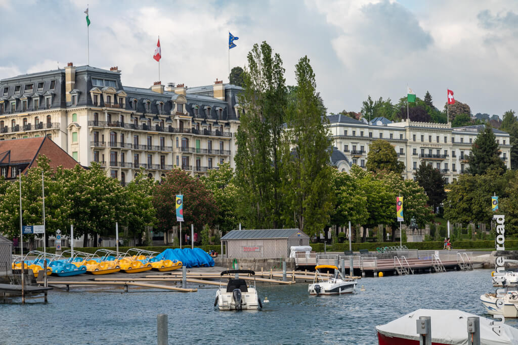 Keine Sehenswürdigkeit von Lausanne im eigentlichen Sinne, aber eine Institution, ist das Hotel Beau Rivage, direkt am Seeufer gelegen. - Ausflugsziele Frühling Schweiz