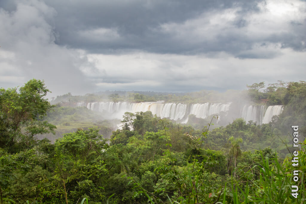 Der erste Blick, den wir auf die Wasserfälle von Iguazu erhaschen, ist eindrücklich. Überall in der grünen Hölle steigen die Gischtwolken auf.