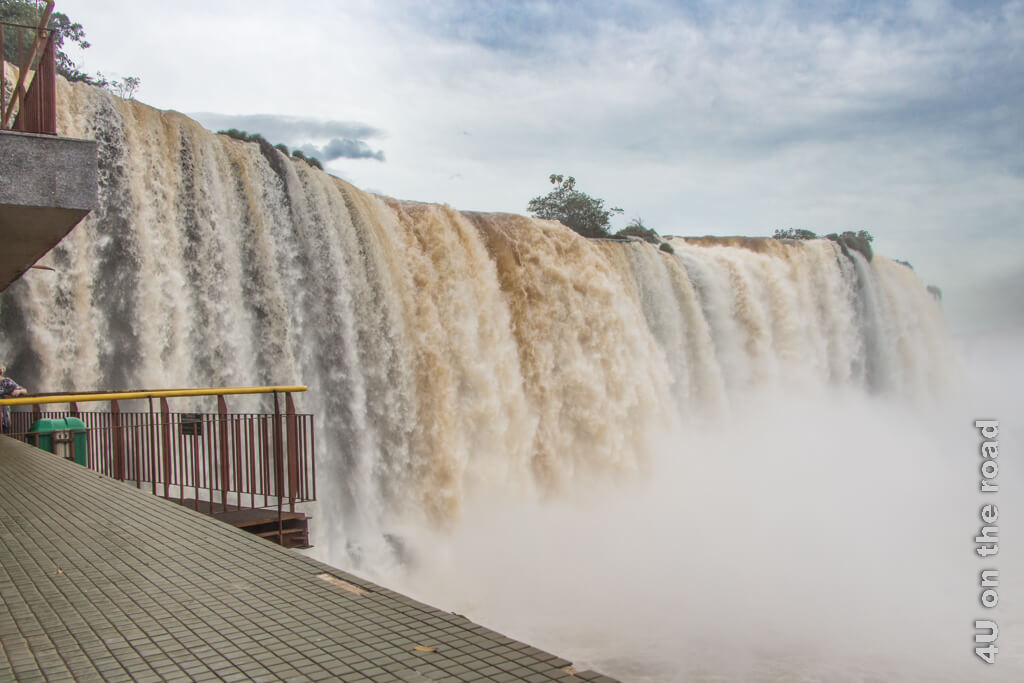 Auf diesen Plattformen kommst du auf zwei Etagen diesem Wasserfall von Iguazu ganz nahe.