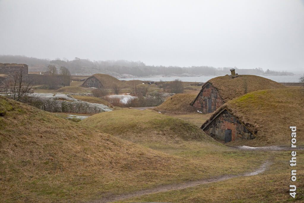 Bunker, die an Hobbit-Häuser mit ihren Grasdächern erinnern. - Seefestung Suomenlinna - Sehenswürdigkeit von Helsinki auch im Winter