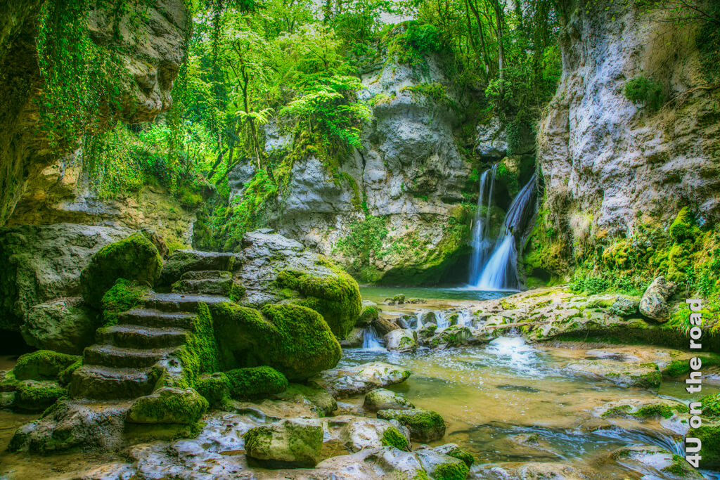 La Tine de Conflens in der Nähe von Morges bei La Sarraz ist ein lohnendes Ausflugsziel in der Genferseeregion. Dicke Moospolster, Treppen im Kalkstein und der Wasserfall verzaubern diesen Ort.