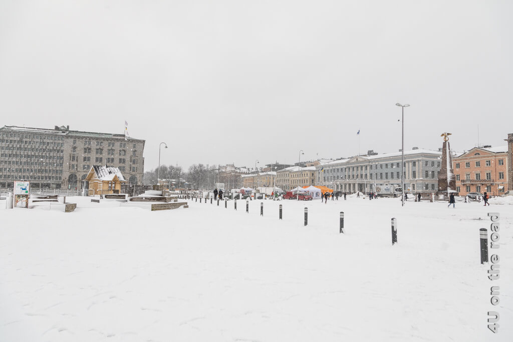 Der Marktplatz ist ein grosser freier Platz eingerahmt vom Hafen und Stadtpalästen, in denen beispielsweise Botschaften residieren. Der Marktplatz von Helsinki ist eine jener Sehenswürdigkeiten, die im Winter ganz anders aussehen als im Sommer.