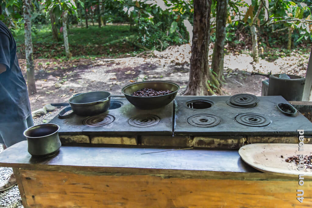 Ein alter Kochherd, wo man Feuer unter den Herdplatten machen kann, wird genutzt, um den Topf im Museo de Caco zu erhitzen. Ferien in Costa Rica