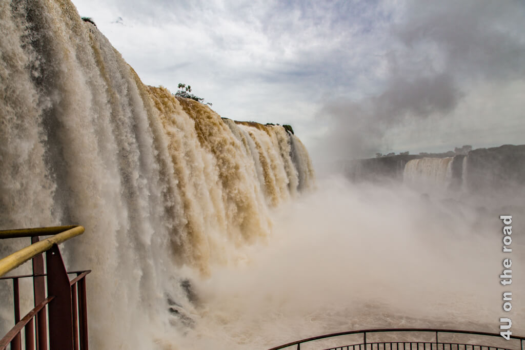 Direkt neben einem so mächtigen Wasserfall zu stehen, ist ein beeindruckendes und sehr nasses Erlebnis.