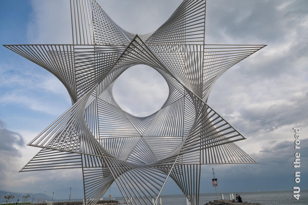 Die Skultur Ouverture au Monde ist eine Art dreidimensionaler Stern aus Metall. - Sehenswürdigkeiten Lausanne