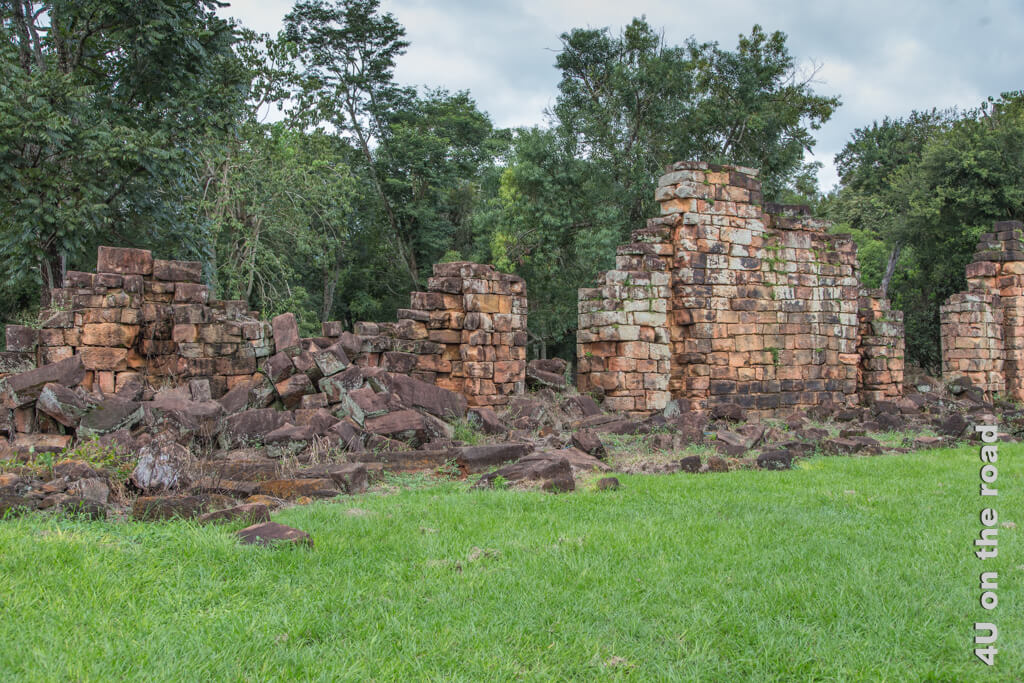 Mauerreste der Jesuitenmission Santa Ana im Regenwald in der argentinischen Provinz Misiones
