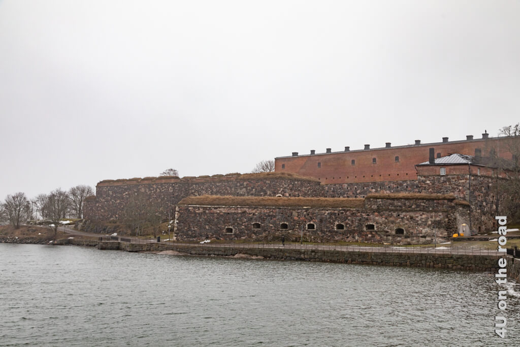 Die Befestigungsanlagen auf Susisaari erinnern an eine mittelalterliche Burg. Hier befinden sich auch zahlreiche Tunnel. Seefestung Suomenlinna.
