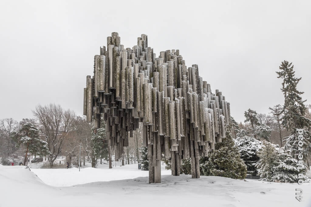 Das Sibelius Denkmal ist einer jener Sehenswürdigkeiten von Helsinki, die im Winter mit Schnee ihren Charakter verändern.