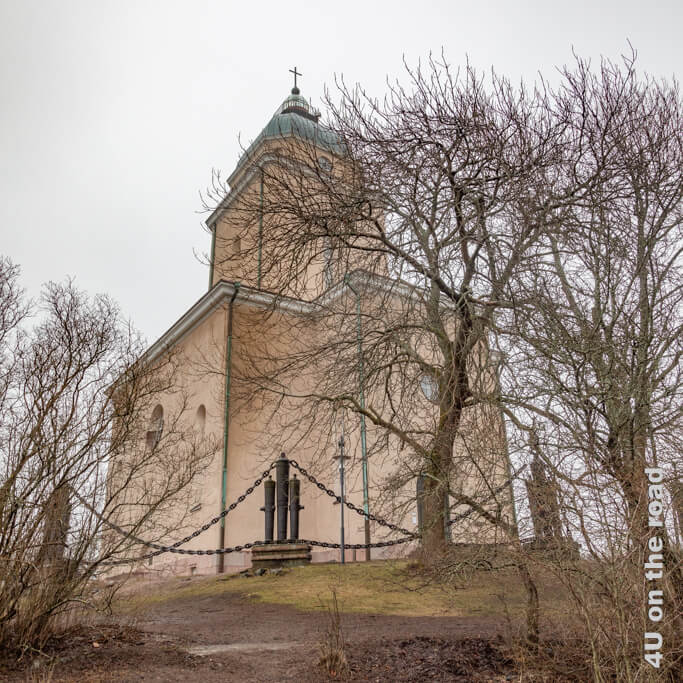 Kirche auf der Seefestung Suomenlinna  mit Leuchtturm auf dem Kirchturm.