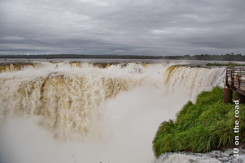Der U-förmige Teufelsschlund der Iguazu Fälle auf der argentinischen Seite