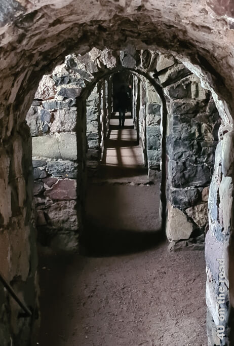 Diese Tunnel auf der Seefestung Suomenlinna haben mehrere Etagen und bestehen aus mit grossen Felssteinen gemauerten Gewölben. Durch Löcher fällt Tageslicht herein.