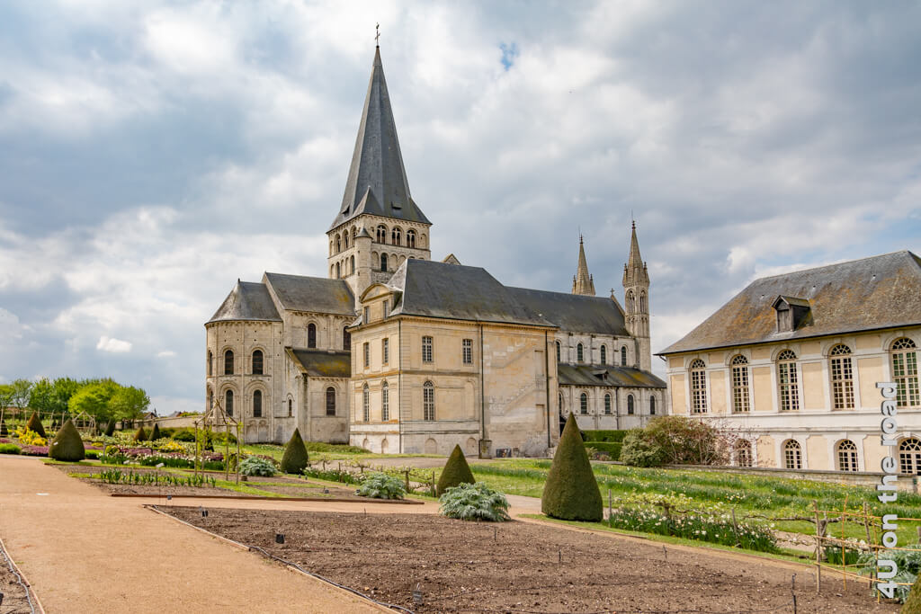 Die Abteikirche von Saint-Georges im Stil der normannischen Romantik seitlich von hinten gesehen, wirkt ganz anders als von vorn.